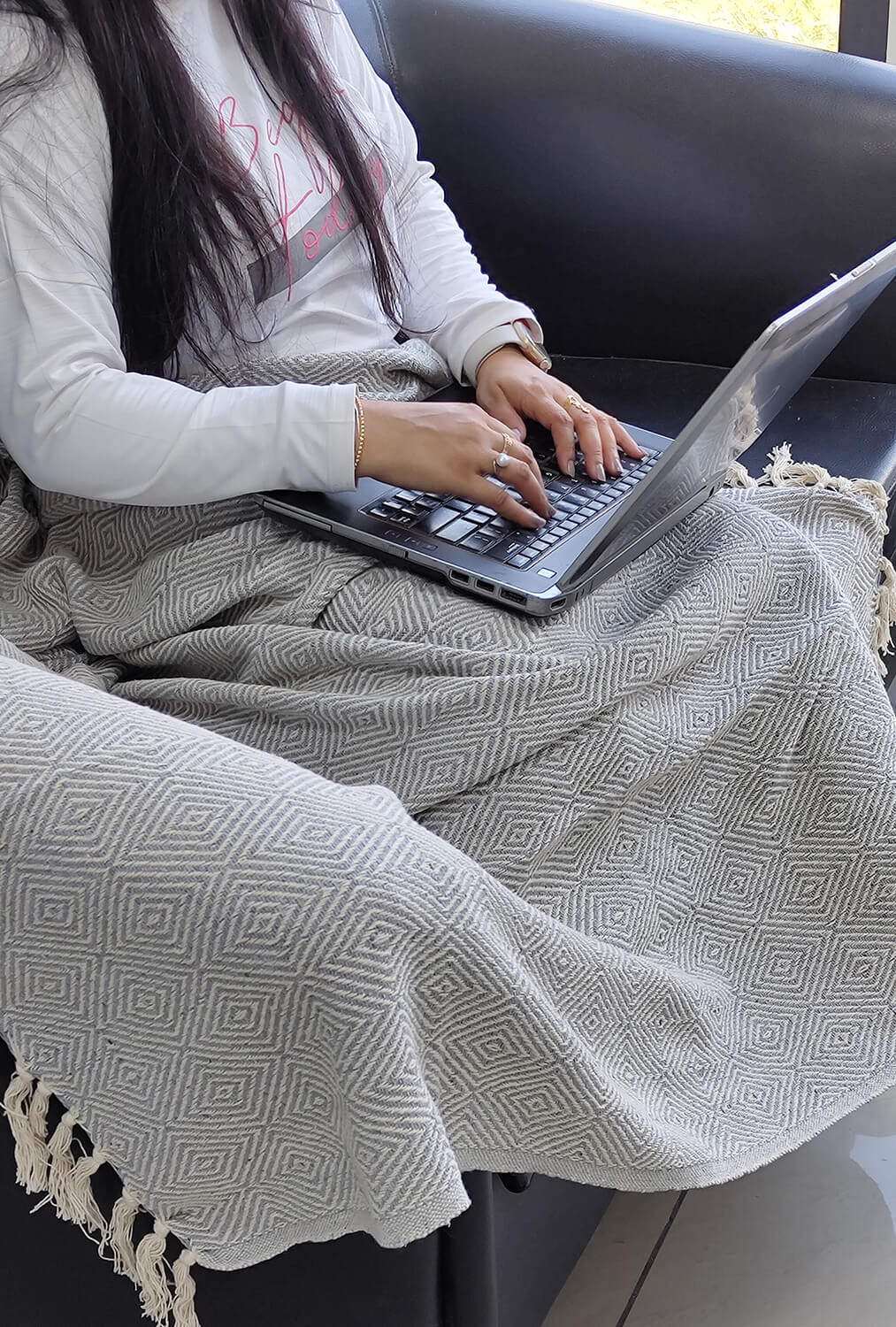 Bulk Wholesale Throw Blanket in 100% Pure Cotton – 63x50 Hand-Woven Reversible Chevron Throw in Gray and White Color with Tassels – Home Décor Furnishings from India